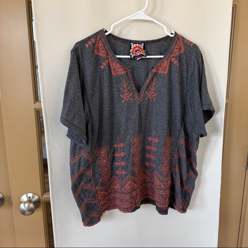 Johnny Was Large Grey Short Sleeve Shirt Burnt Red Geometric Embroidery. EUC